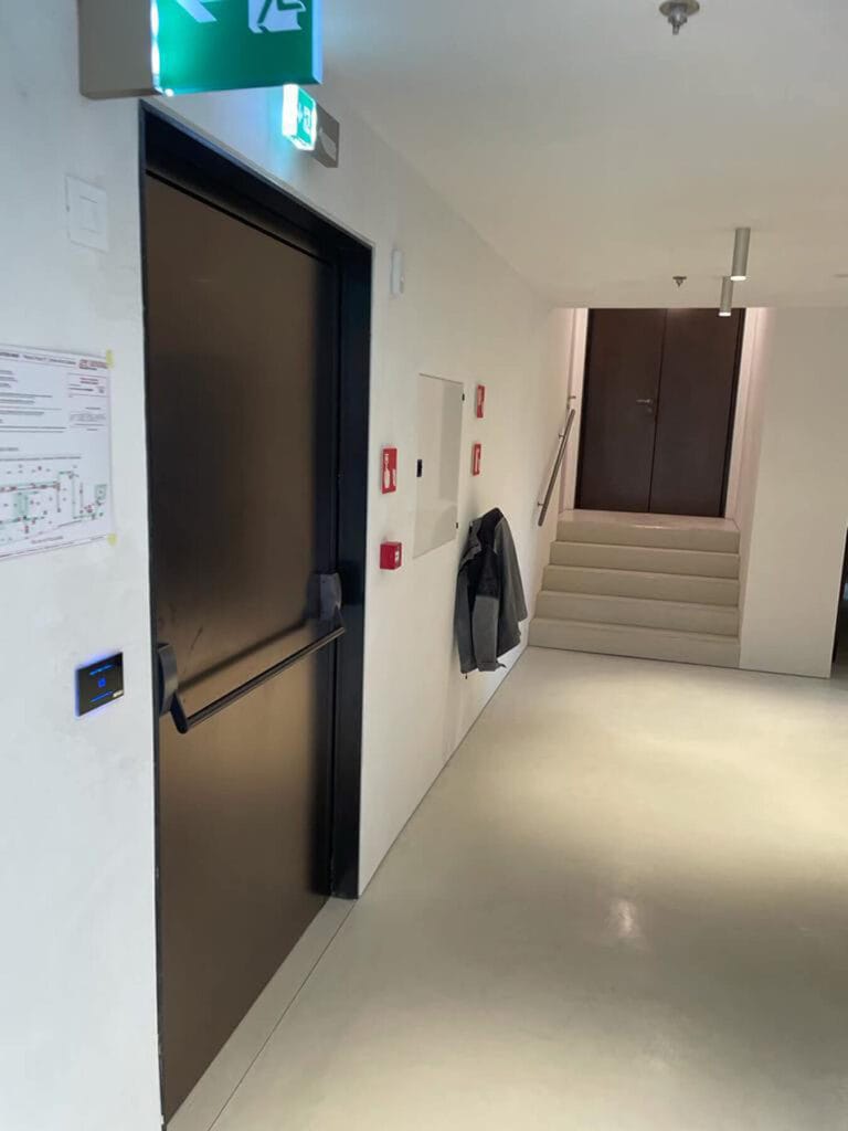 Porta Blindata in PVC con rivestimento metallico-1