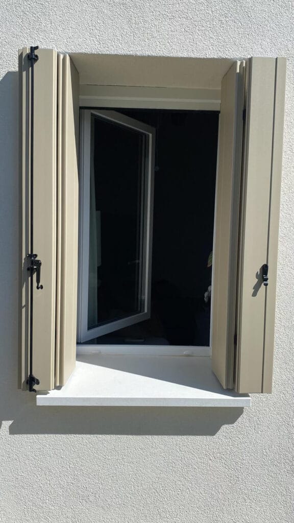 Scuri per serramenti in PVC su misura - Finestra Aperta