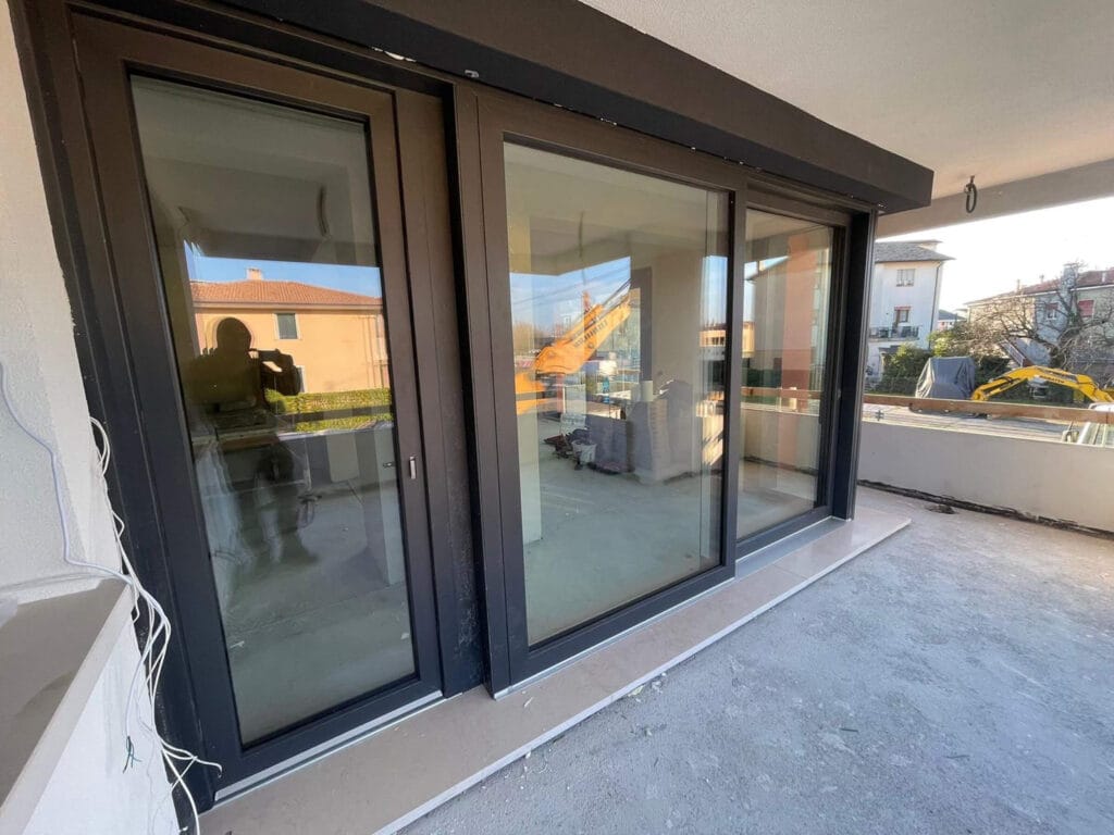 Serramenti in PVC nero-1