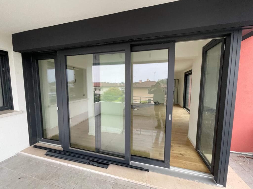 Serramenti in PVC nero-2