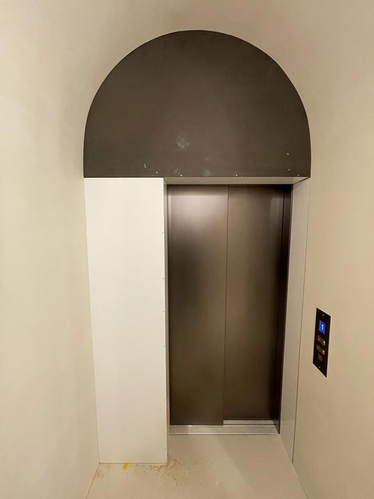 Soluzioni in Cartongesso - con rivestimento interno porte dell'ascensore