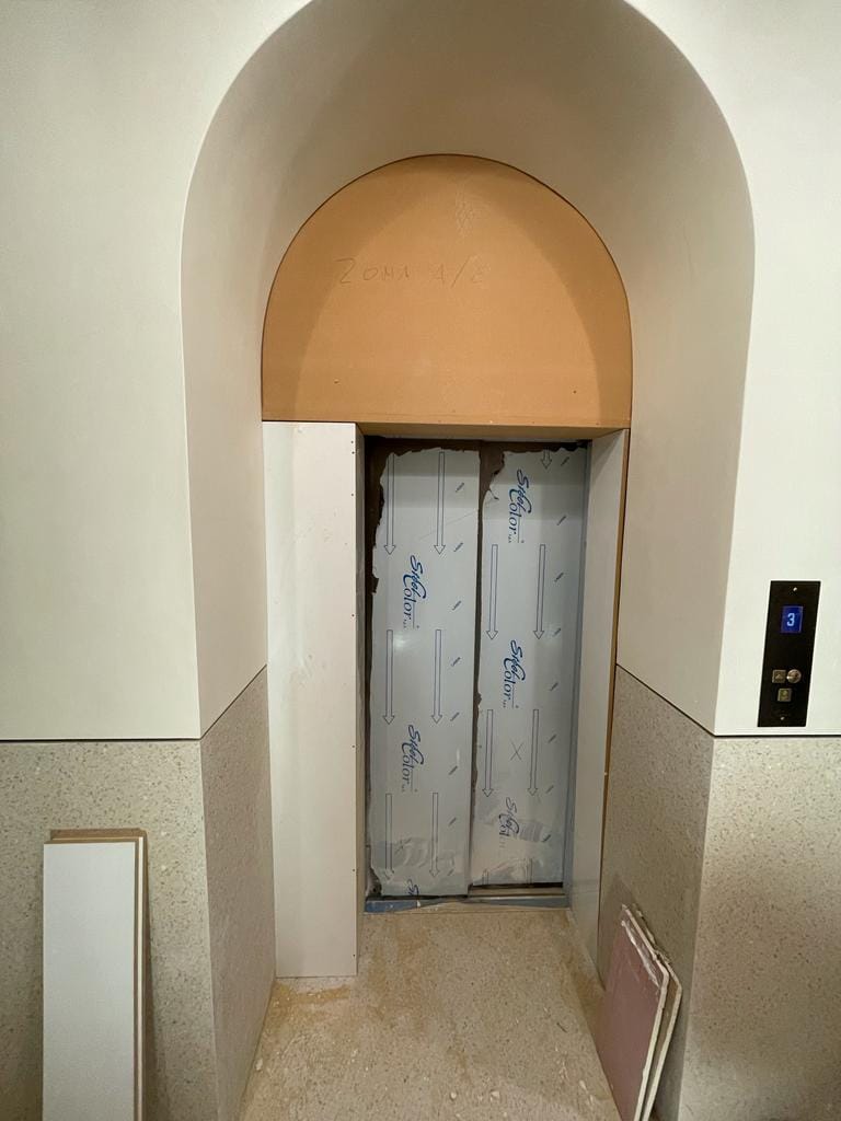 Soluzioni in Cartongesso - con rivestimento interno porte dell'ascensore